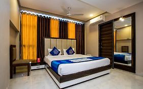 Oyo 5253 Hotel Orange Lily